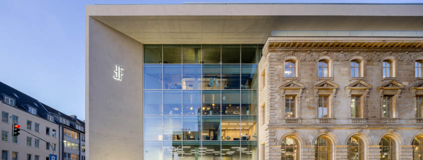 DUS FuerstFriedrich Auﬂenansicht Daemmerung Haupteingang